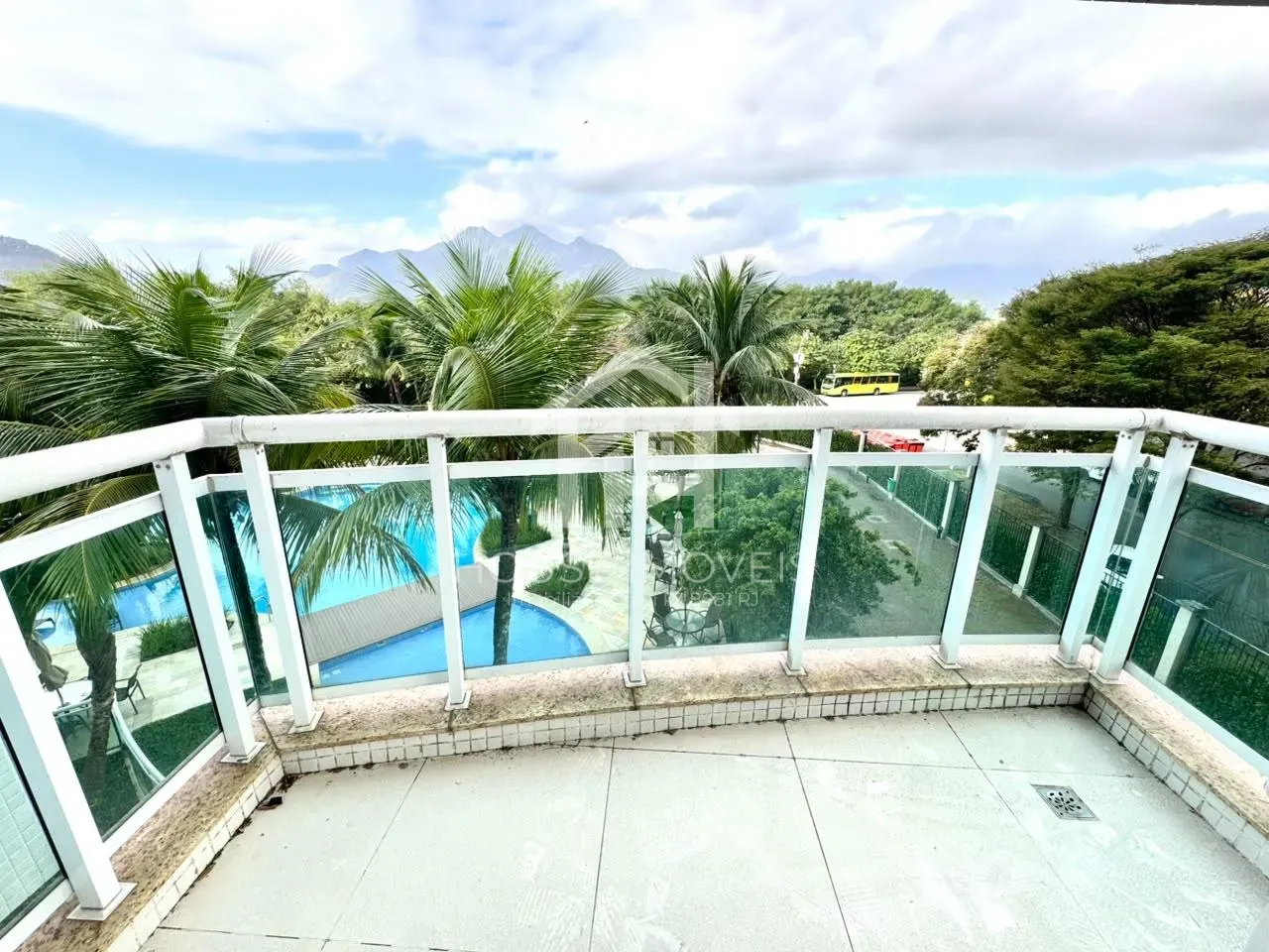 Furnished 3-bedroom apartment with 3 bathrooms — photo 26