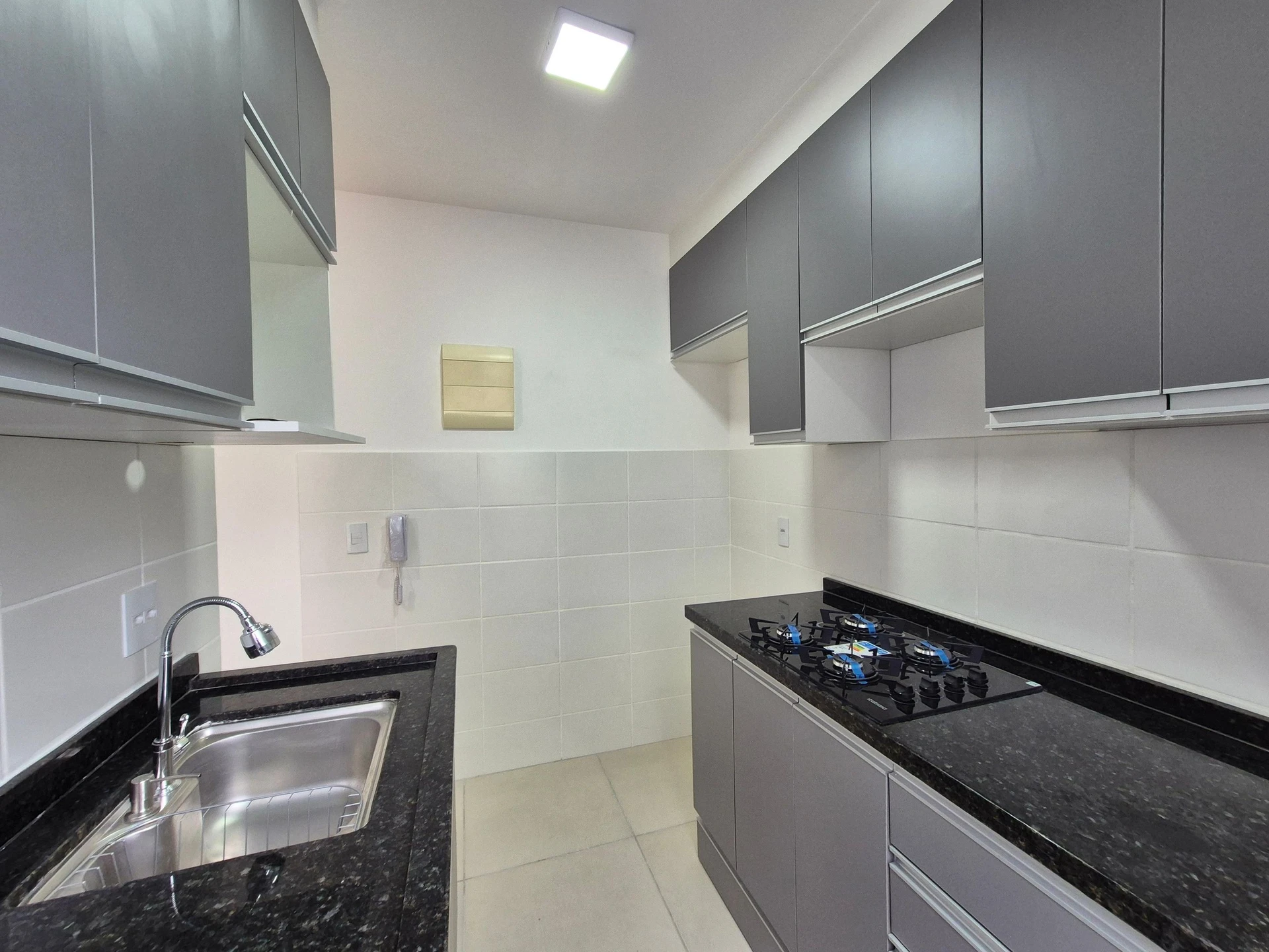 2-bedroom apartment with 1 en-suite and open-air pool — photo 7