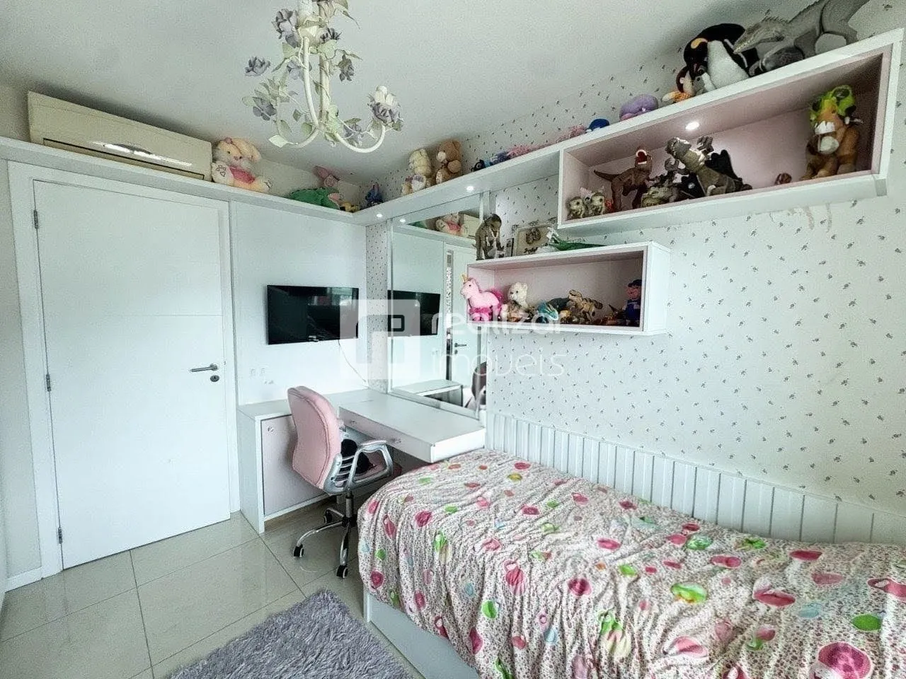 Balcony with a grill in a 3-bedroom apartment, 94 m² — photo 24