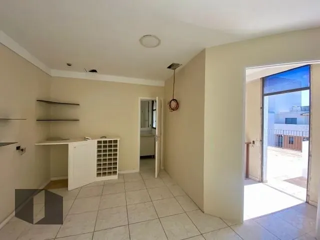 Unfurnished apartment with a glass-enclosed balcony — photo 17