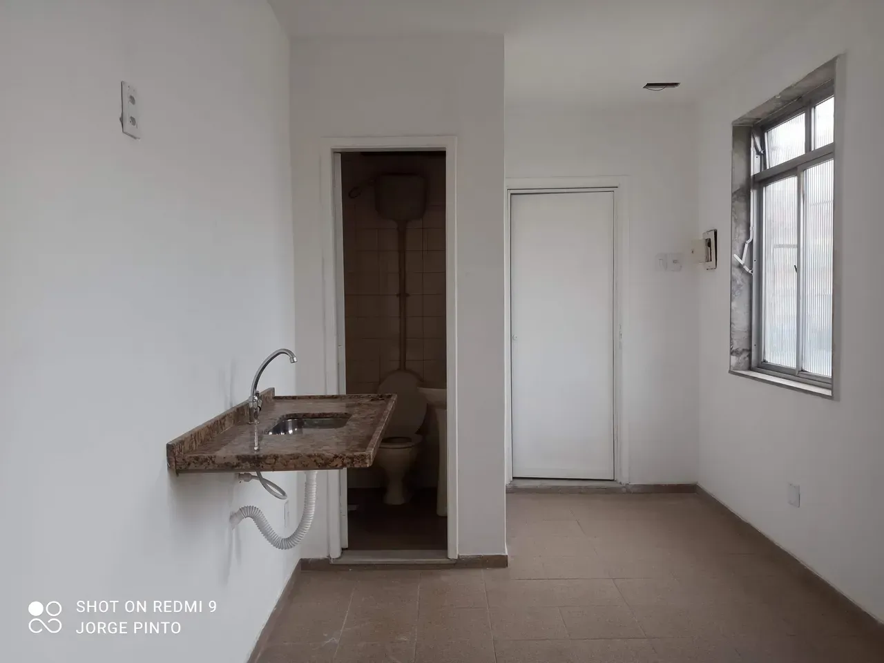 Estudio sin amueblar con 1 dormitorio y cocina compacta — photo 7
