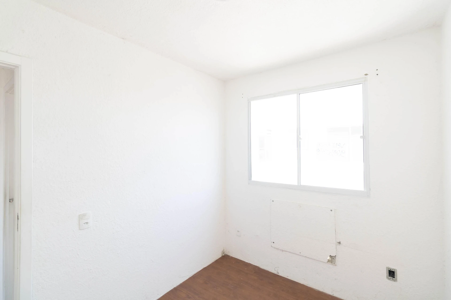 Unfurnished 2-bedroom apartment with wood floors — photo 31