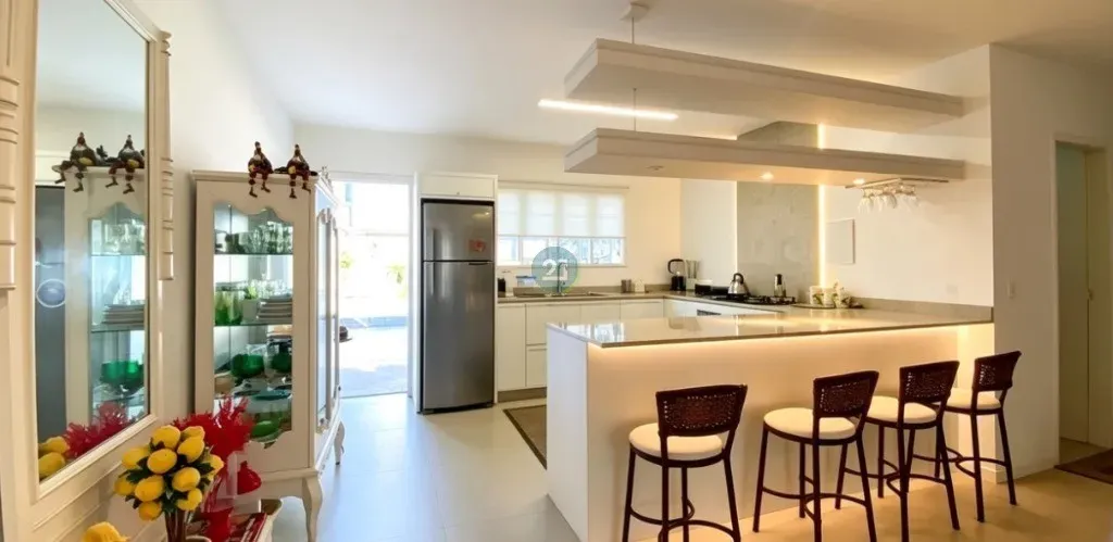 Casa de 5 dormitorios, 5 baños y piscina común — photo 9