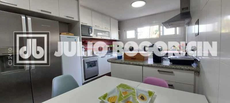 Furnished 324 m² house with 5 bedrooms and 6 bathrooms — photo 28