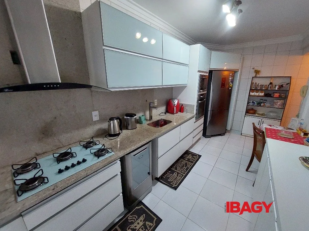 Apartamento amueblado de 4 dormitorios con balcón cerrado y 159 m² — photo 6