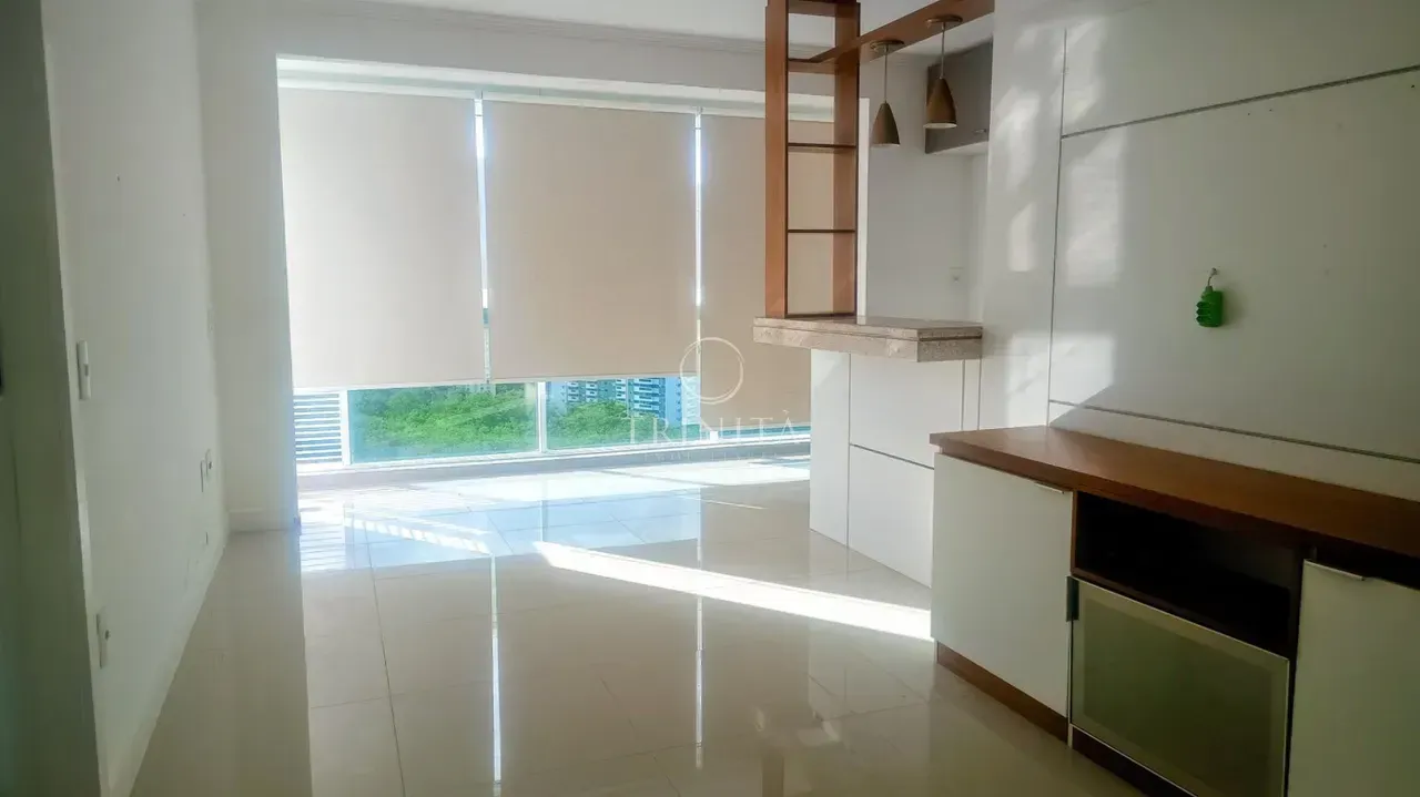 2-suite apartment with enclosed balcony and open-plan kitchen — photo 7