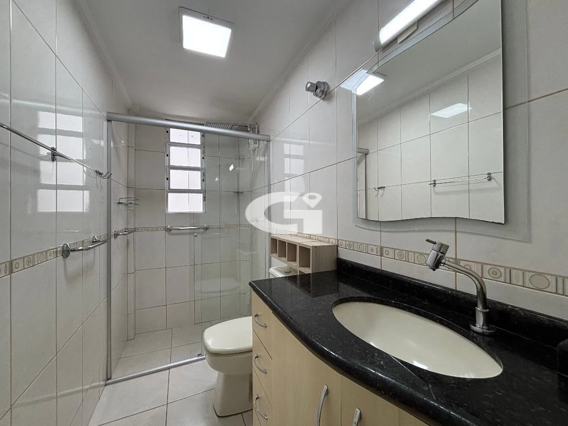 2-bedroom apartment with wood or laminate floors — photo 23