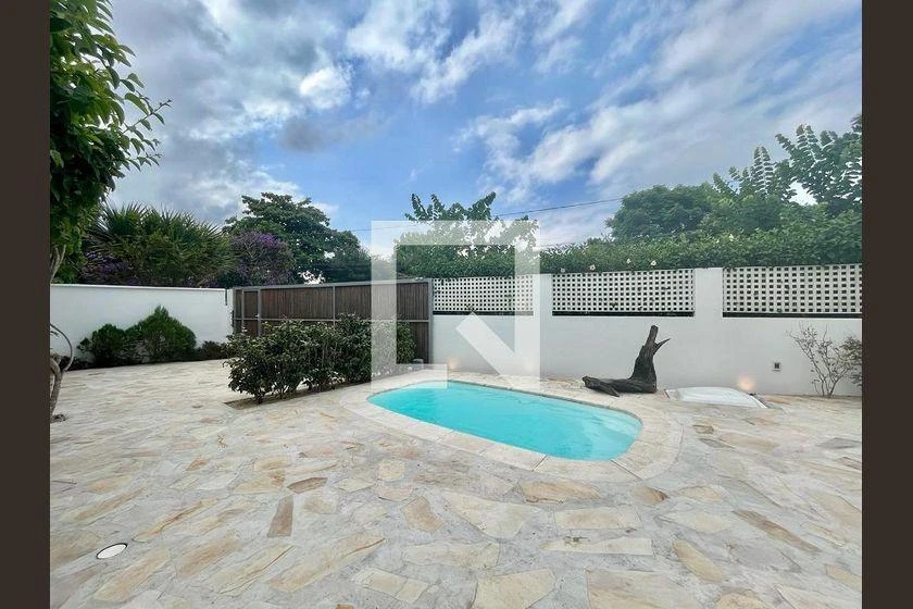 Balcony with a grill in a 3-bedroom house, 220 m² — photo 45