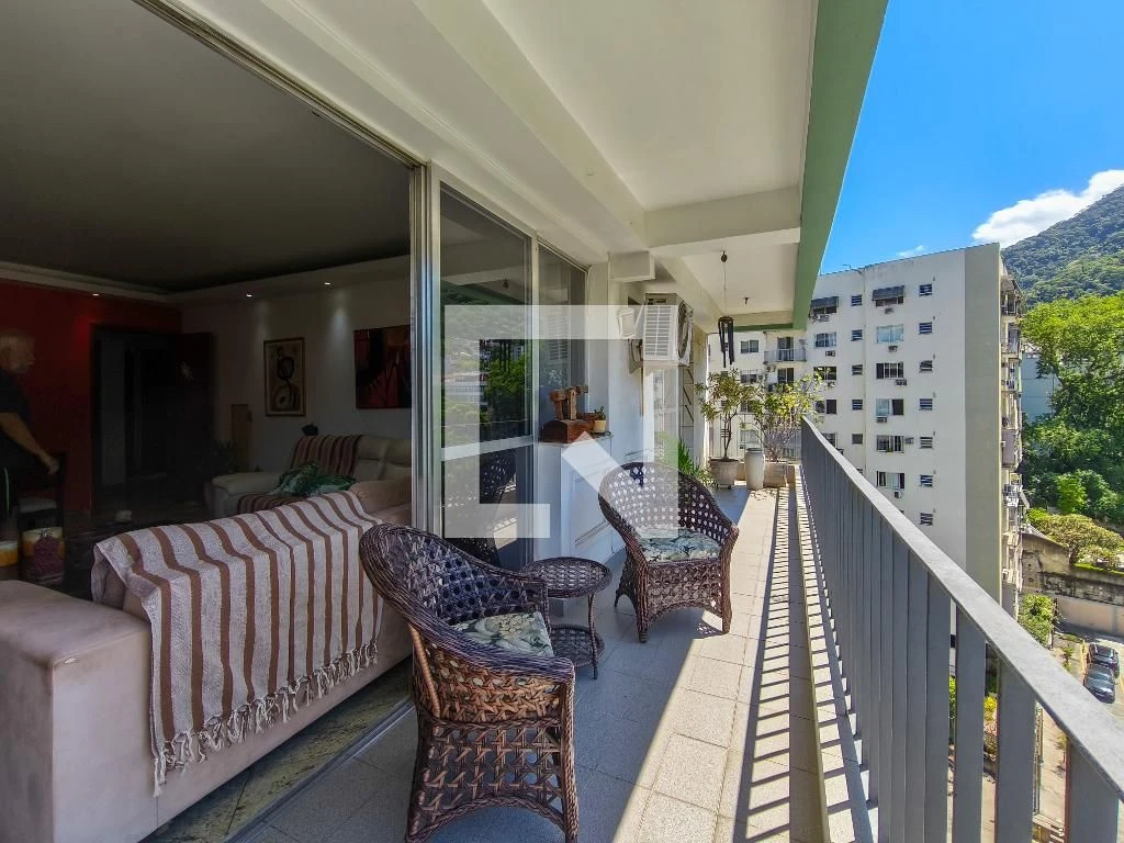 Furnished 4-bedroom apartment with balcony — photo 24