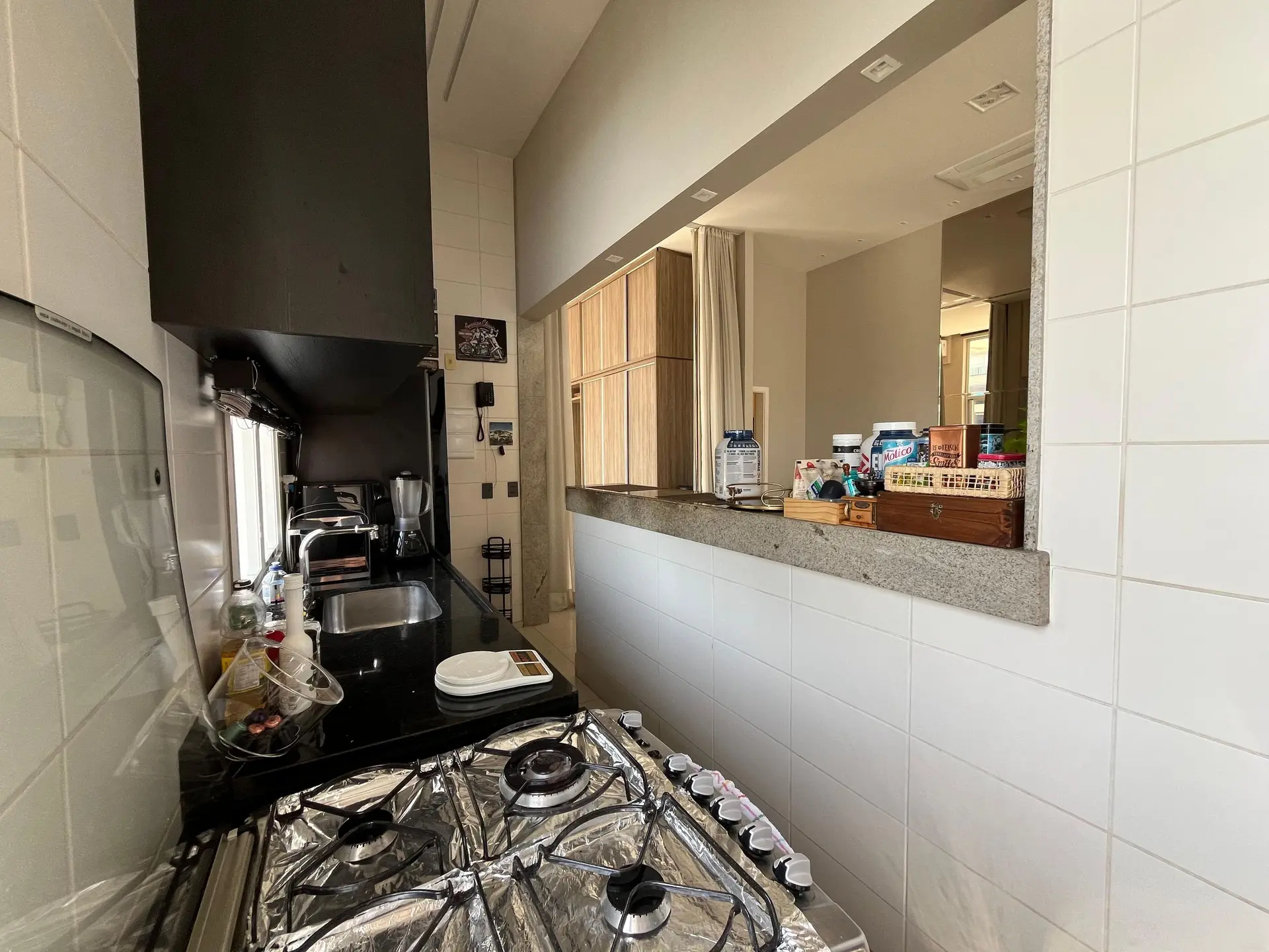 One-bedroom apartment with floor-to-ceiling windows — photo 11