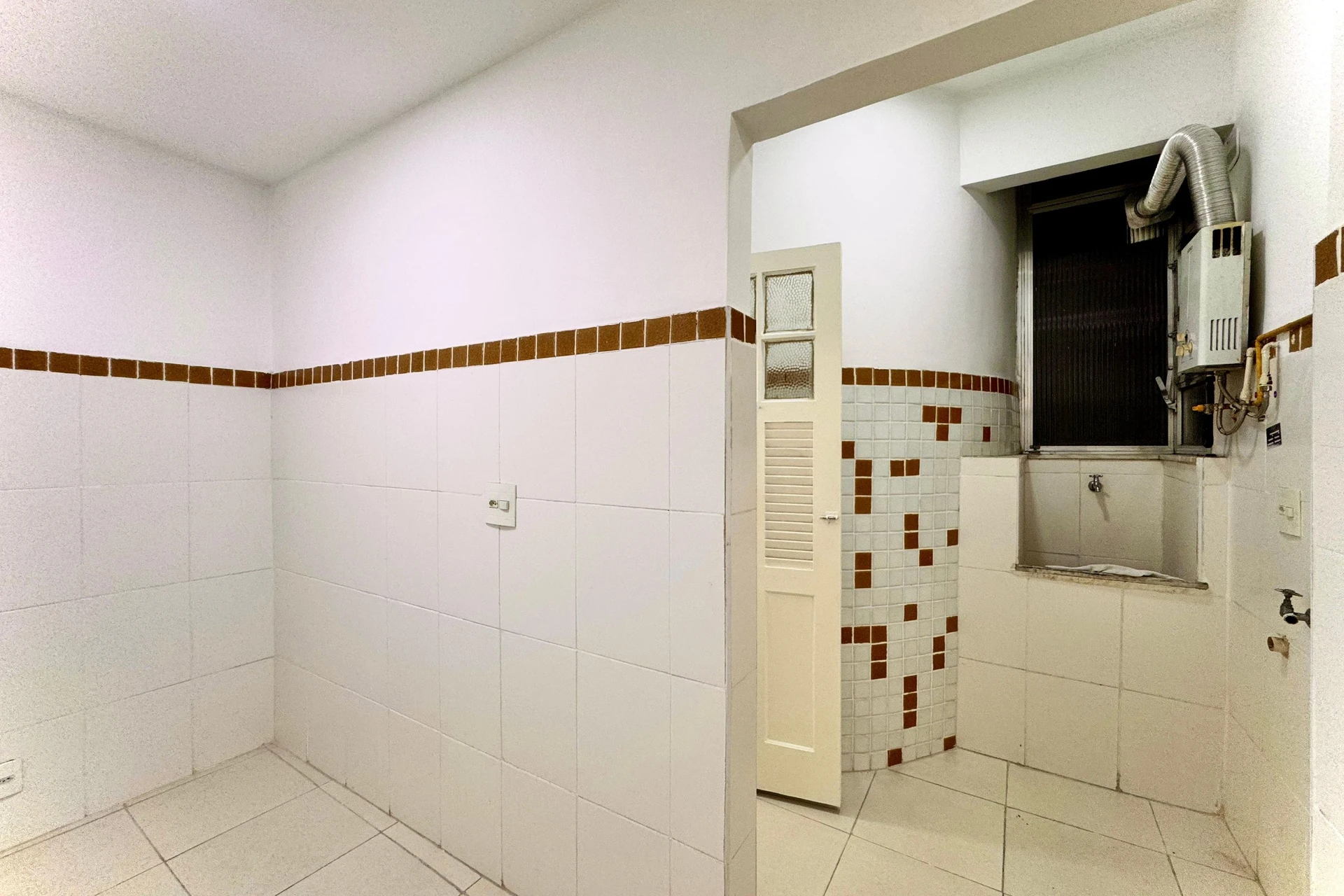 One-bedroom apartment with a mountain view in Rio de Janeiro — photo 17