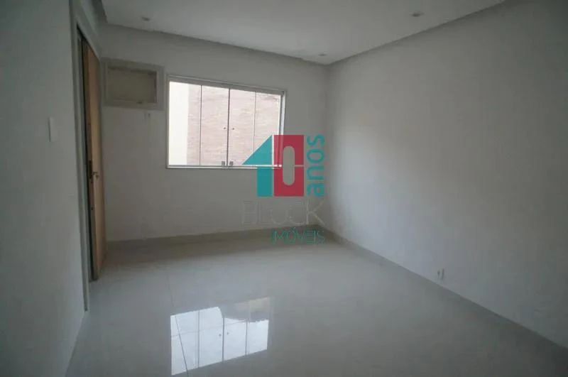 Ванна та 4 спальні: будинок 980 м² — photo 12