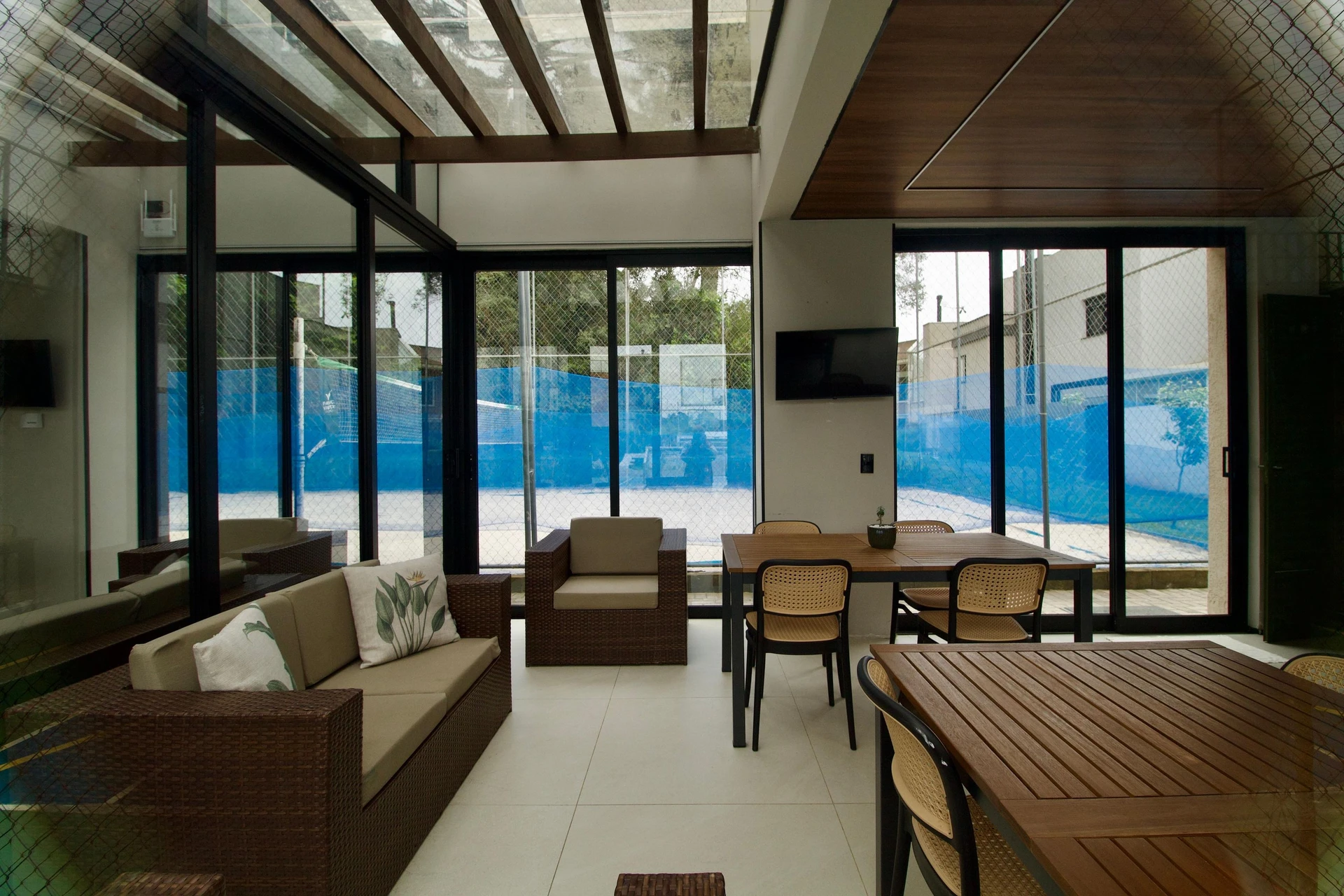 Floor-to-ceiling windows in a 3-bedroom house, 160 m² — photo 60