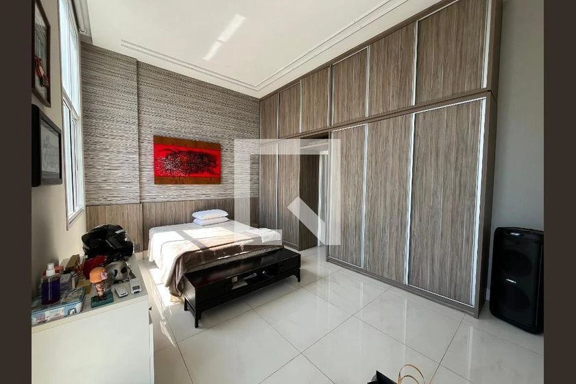 One-bedroom apartment with a mountain view — photo 4