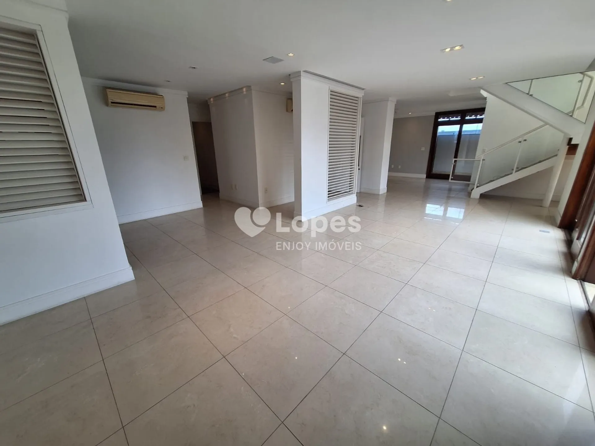5-bedroom apartment in a building with a gym — photo 18