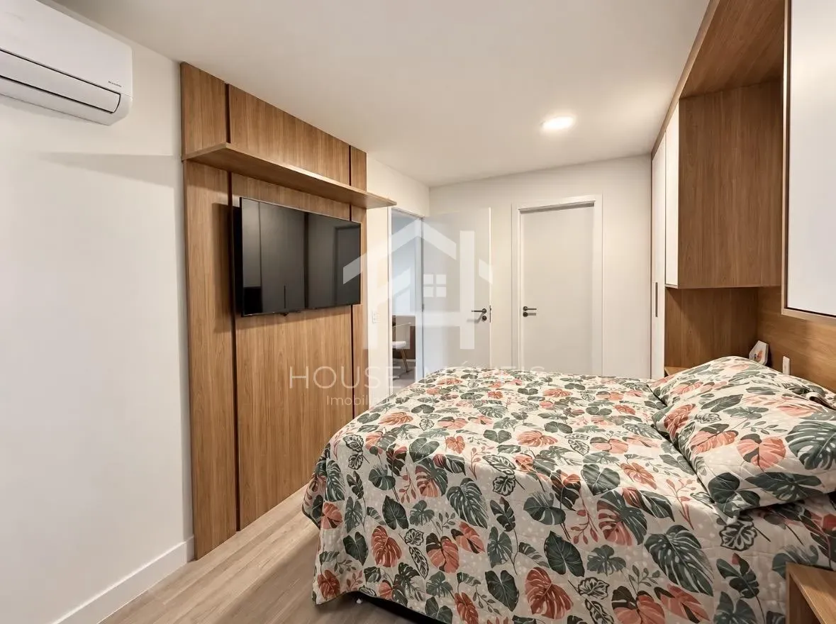 Walk-in closet in a 2-bedroom apartment, 87 m² — photo 5