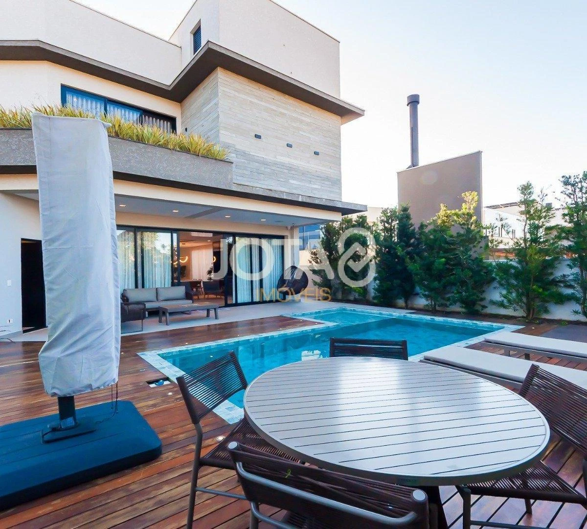 Floor-to-ceiling windows in a 4-bedroom house, 305 m² — photo 25