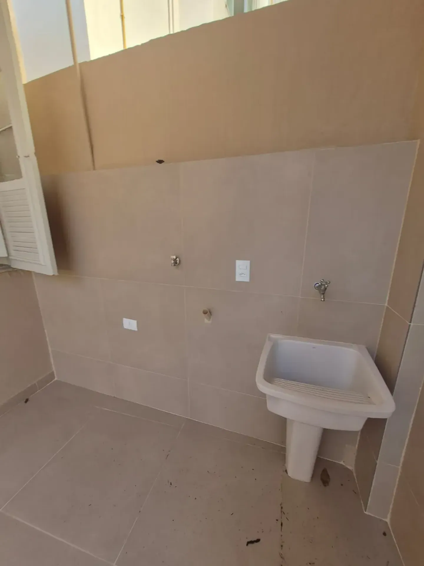 Apartamento sem mobília com cozinha planejada e tanque — photo 6