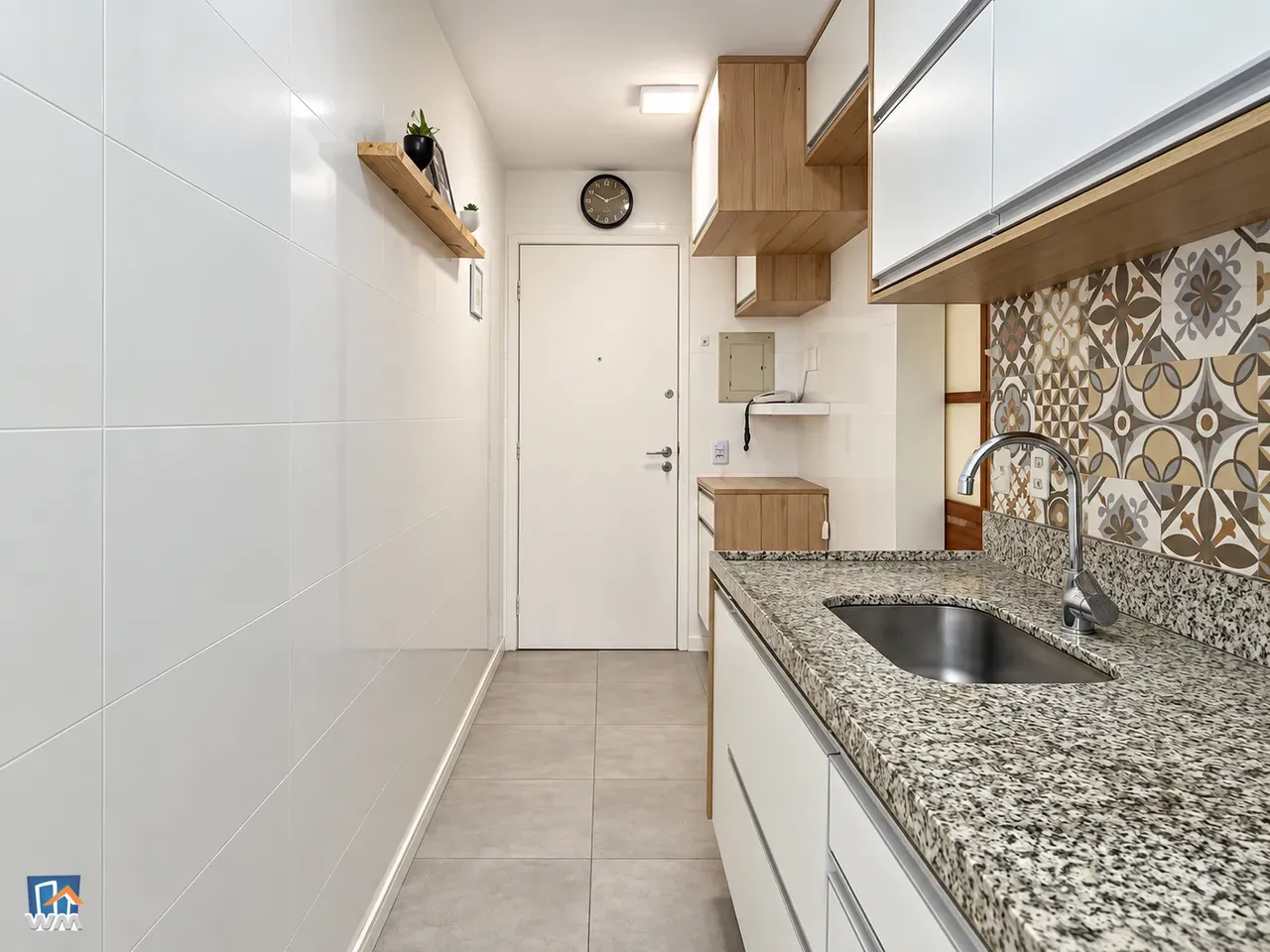 Glass-enclosed balcony in a 2-bedroom apartment, 88 m² — photo 15