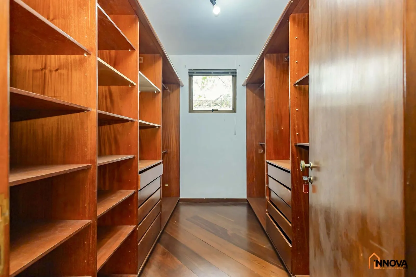 House with 5 bedrooms, 10 bathrooms, 5 parking spaces — photo 16