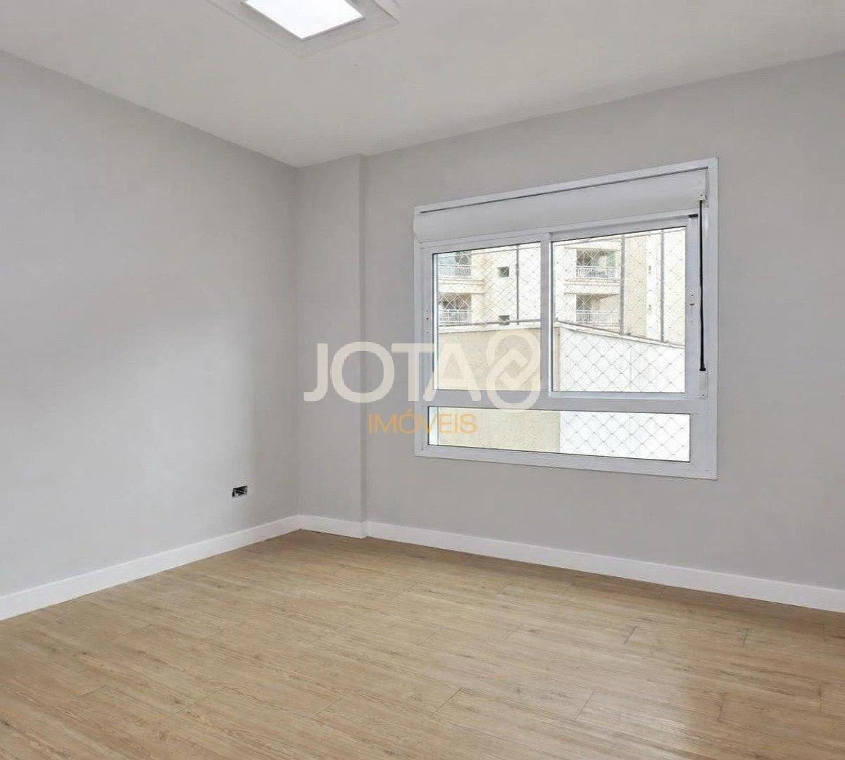 2-bedroom apartment in a building with a gym — photo 5