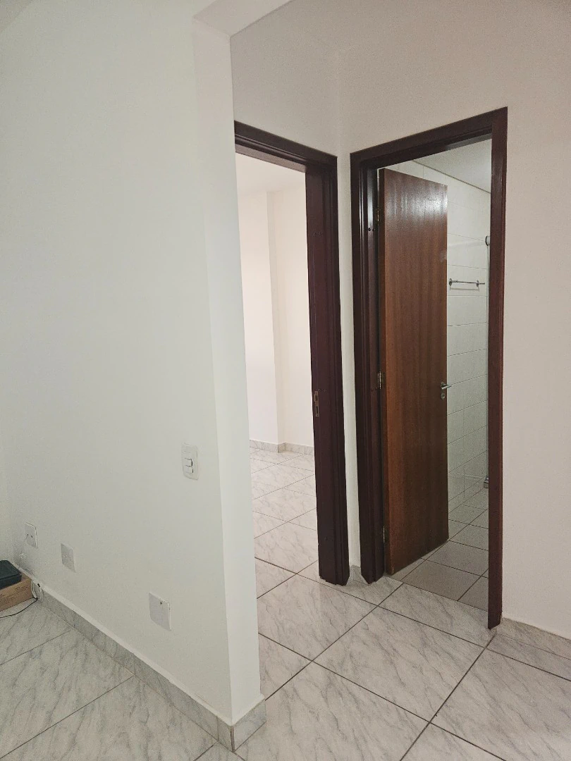2-bedroom apartment with no parking and a closed kitchen — photo 8