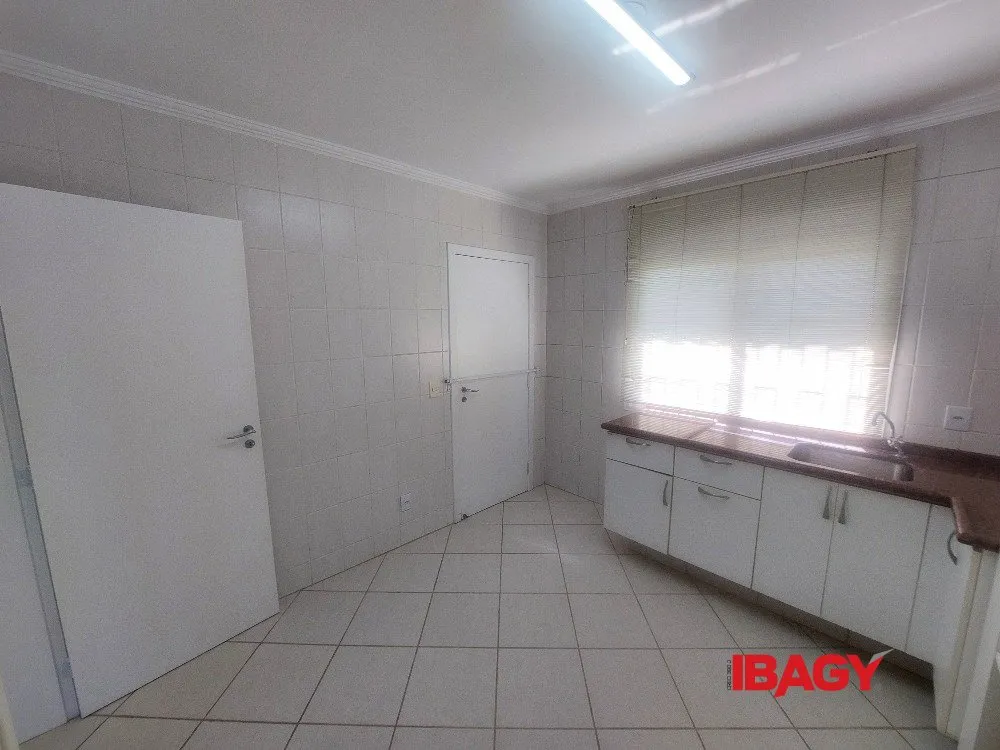 Furnished house with 5 bedrooms on 5200 m² — photo 52