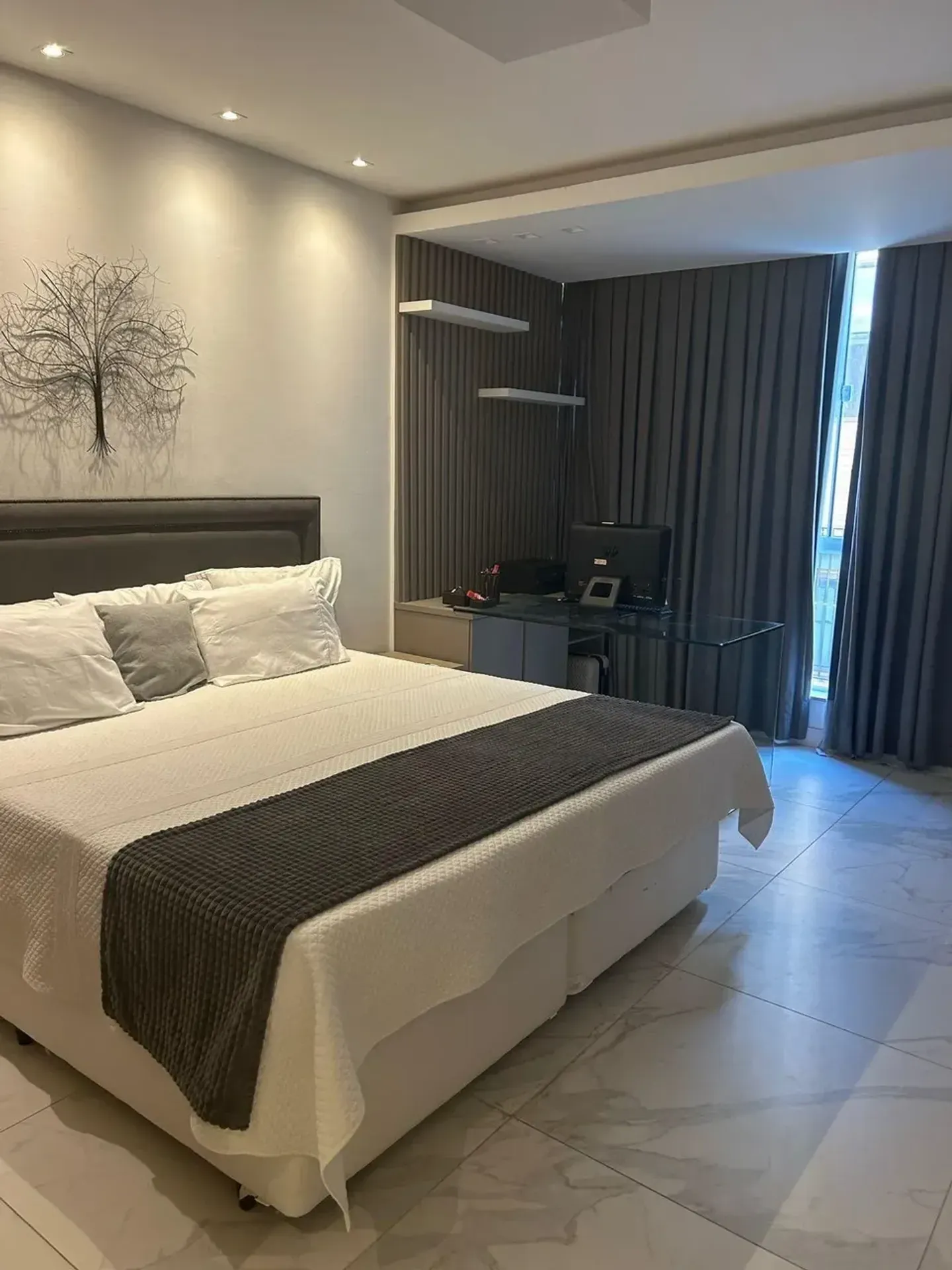 Furnished 250 m² apartment with 4 bedrooms and 5 bathrooms — photo 9