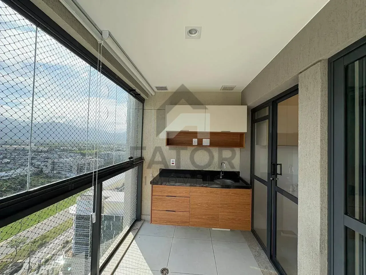 Apartamento com 3 quartos e varanda fechada de vidro — photo 9