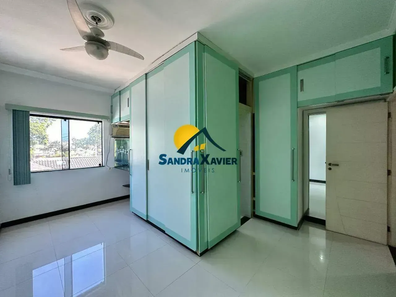 Casa com 4 quartos e 5 banheiros, varanda com churrasqueira — photo 23