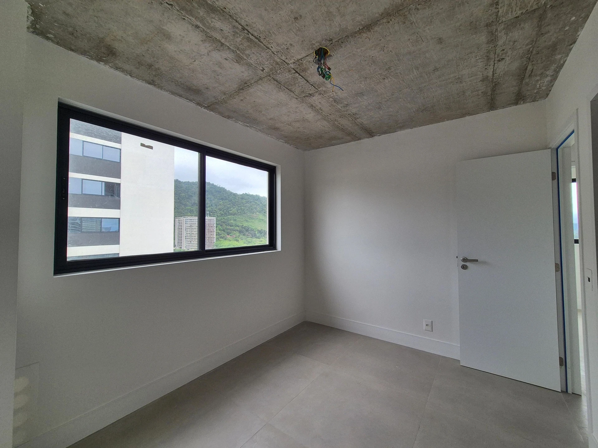 3-bedroom apartment with a mountain view — photo 37