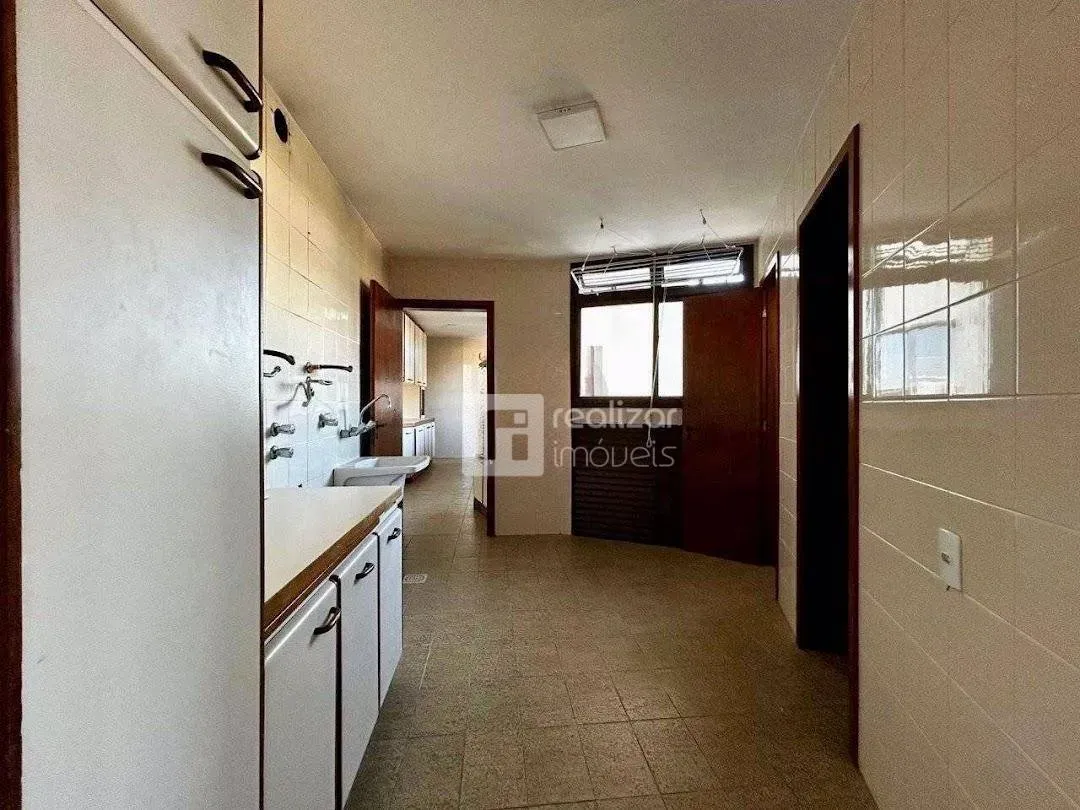 4-bedroom apartment with 3 en-suite baths and 303 m² — photo 28