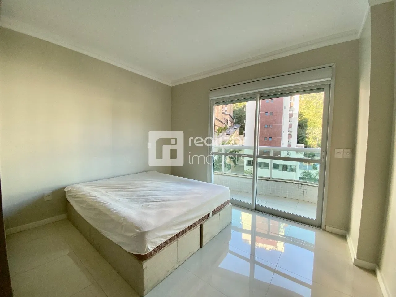 4-bedroom apartment in a building with a pool — photo 35