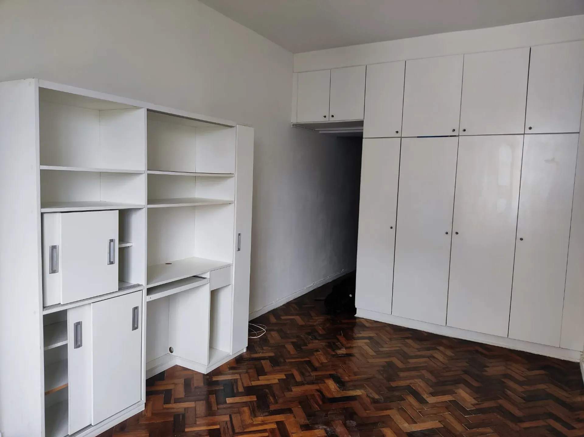 Studio com piso de madeira ou laminado, Centro — photo 8