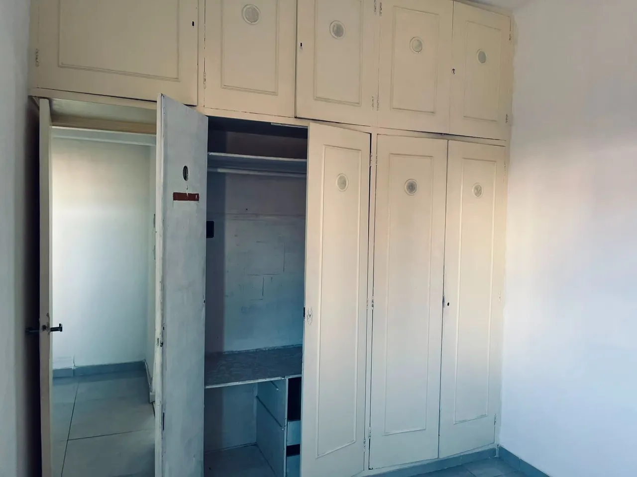 Unfurnished 2-bedroom apartment with a gas kitchen — photo 3