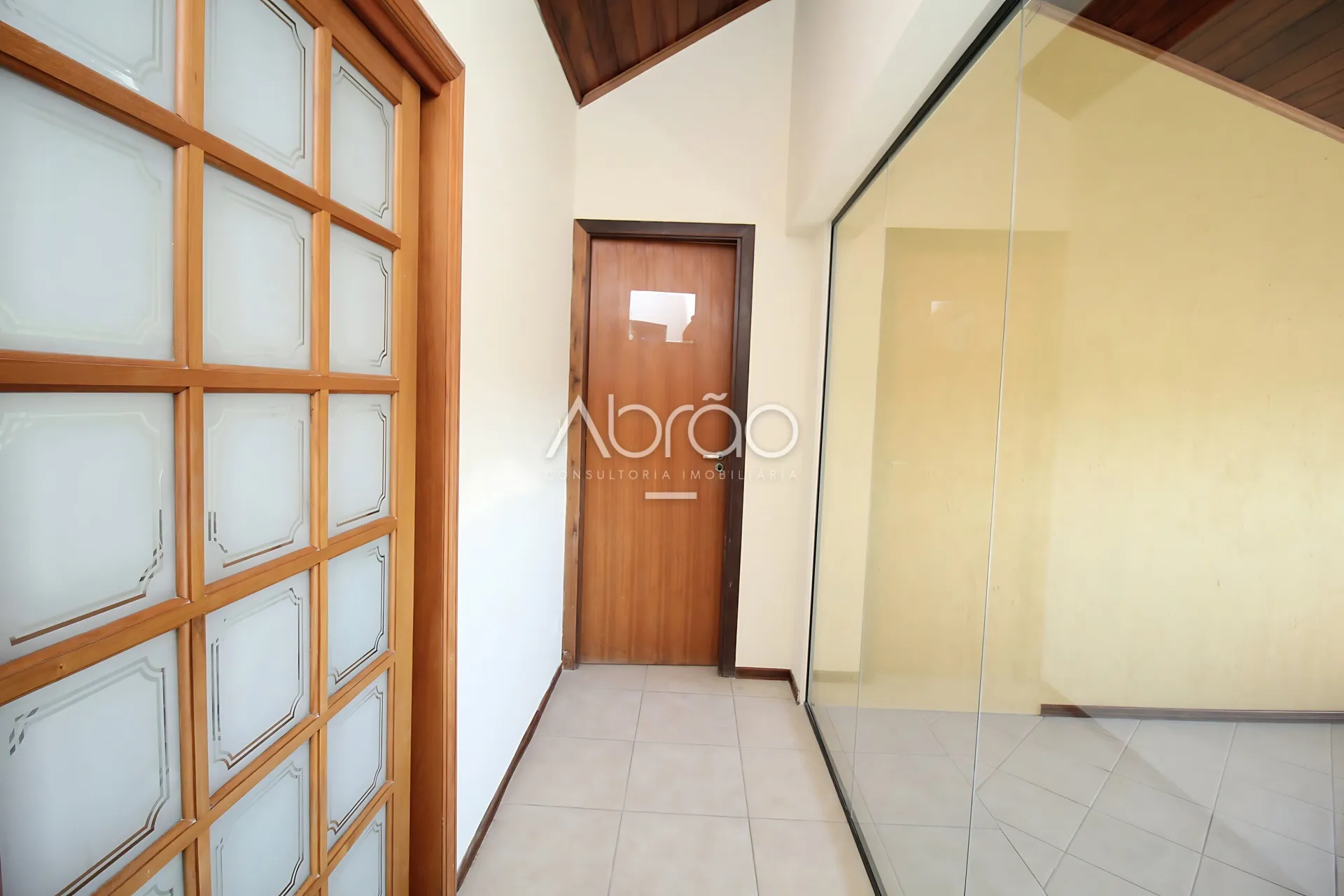 Commercial house with 5 bedrooms and 528 m², integrated kitchen — photo 25