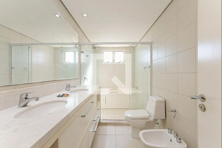 Furnished apartment with 3 en-suite bedrooms and 211 m² — photo 22