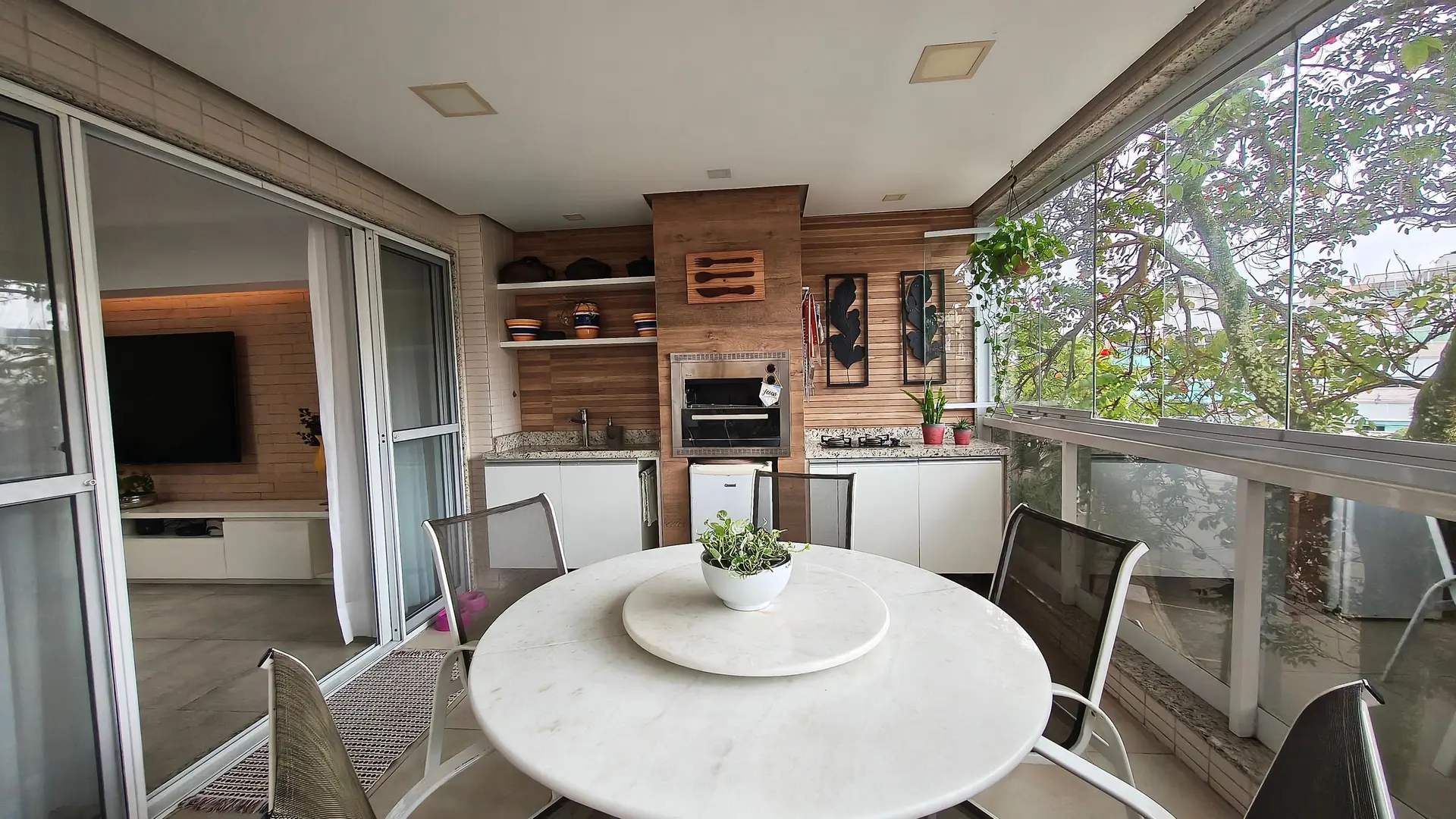 Furnished apartment, 160 m², with a glass-enclosed balcony — photo 43