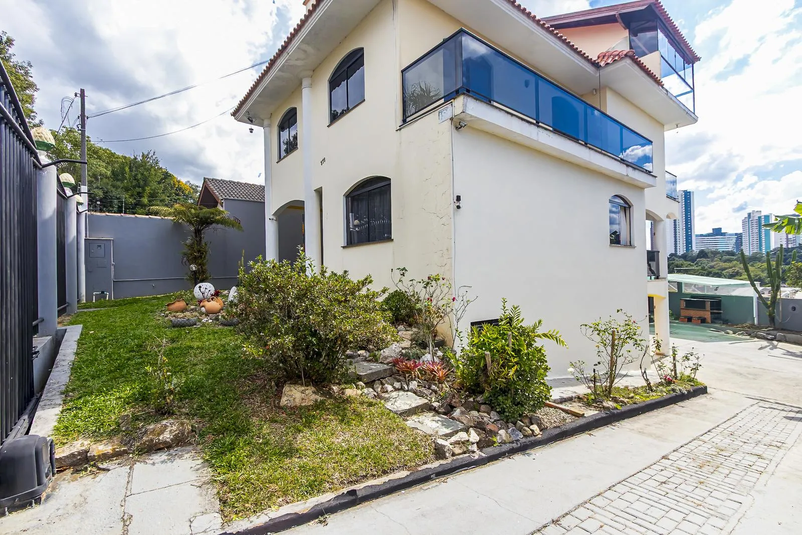 3-bedroom house with a separate kitchen and gas stove — photo 43