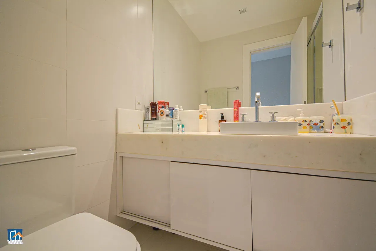 4-bedroom apartment with open-plan kitchen and electric stove — photo 14