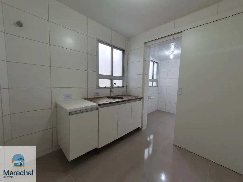 Apartamento com 2 quartos e banheiro com box