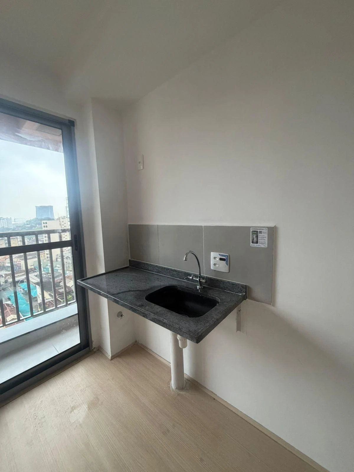 Apartamento de 1 quarto com cozinha americana e varanda