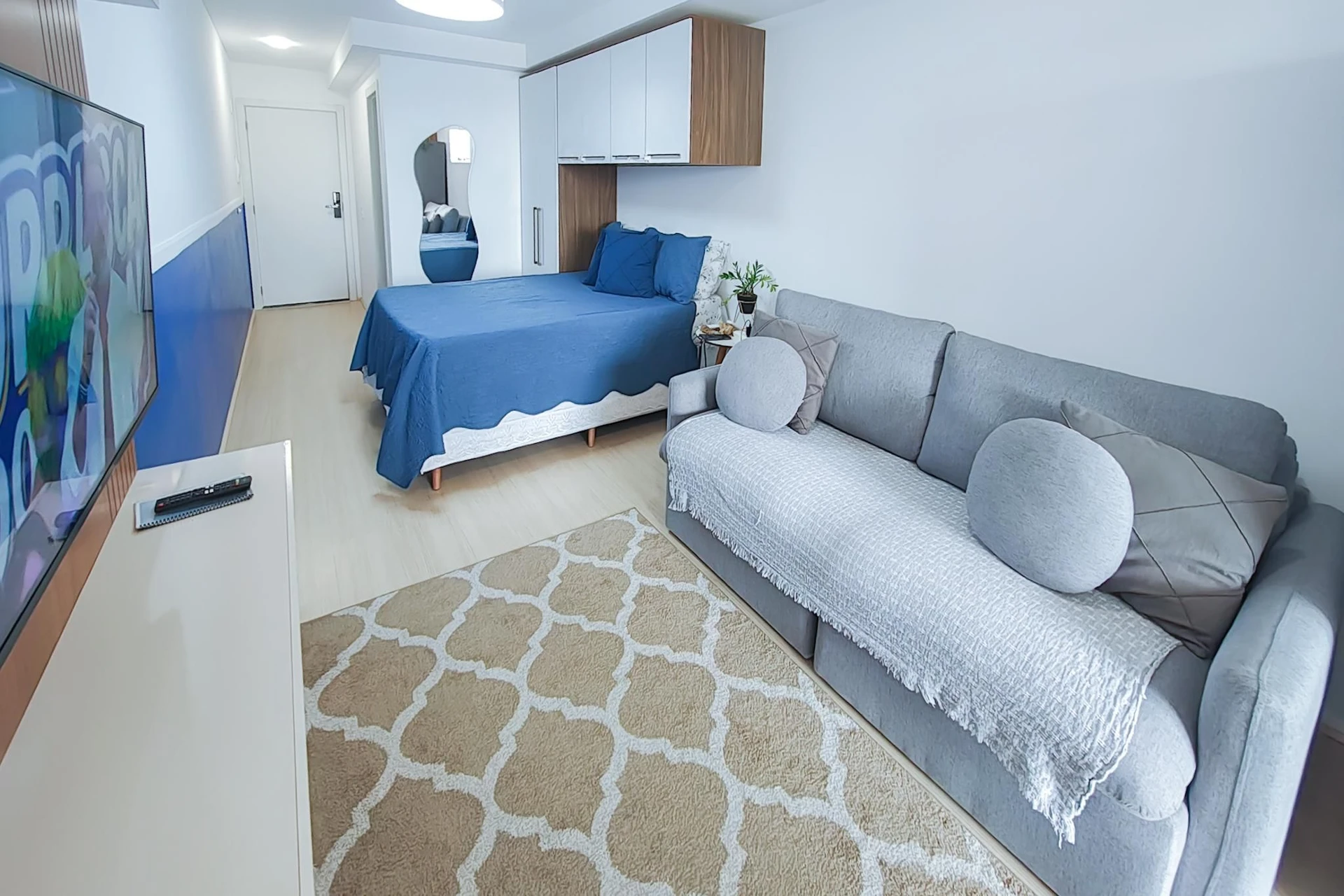 Studio mobiliado com varanda e mini-cozinha compacta