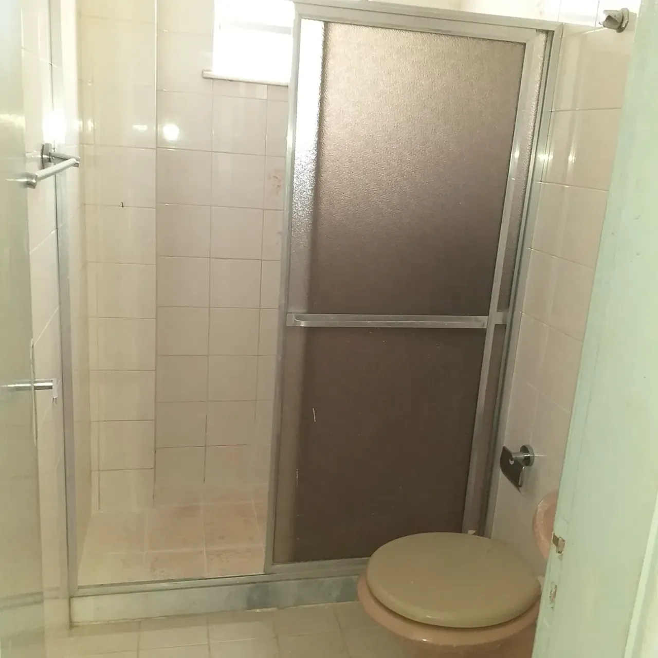 60 m² apartment with 2 bedrooms and a glass shower — photo 5