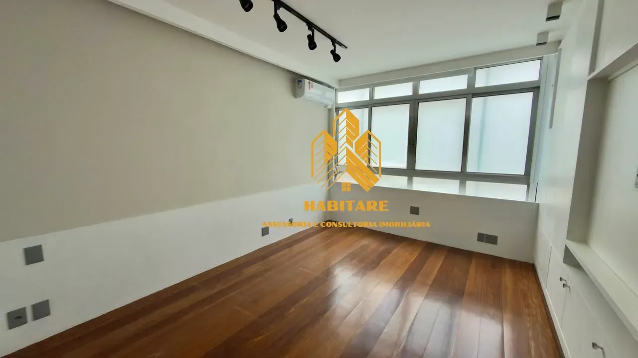 465 m² apartment with a water view and a bathtub — photo 25