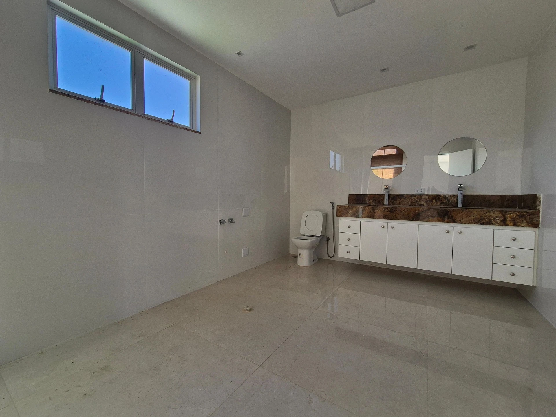 4-bedroom house with a glass-enclosed balcony — photo 42