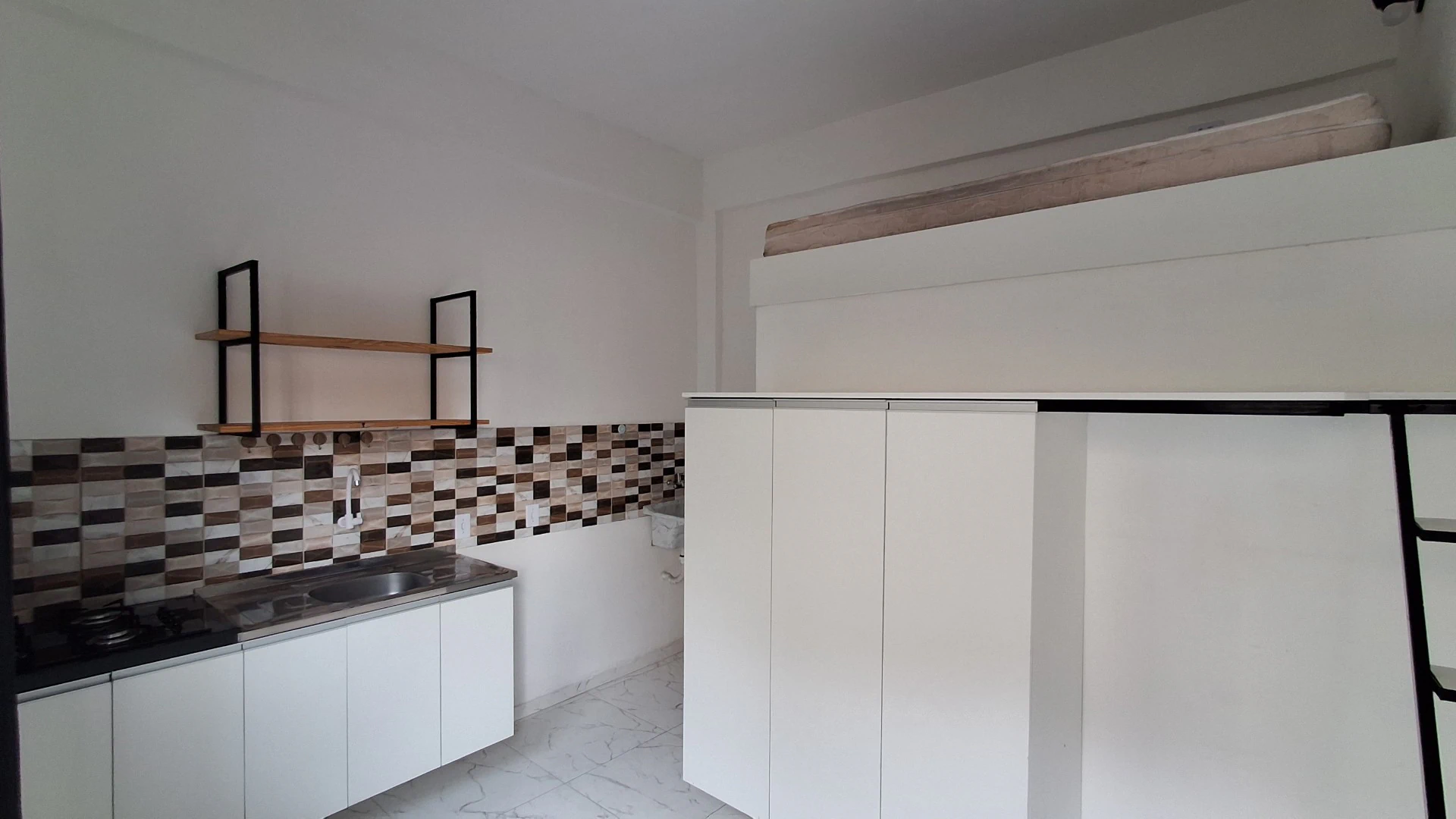 Unfurnished studio 200 m² with electric showerhead — photo 7