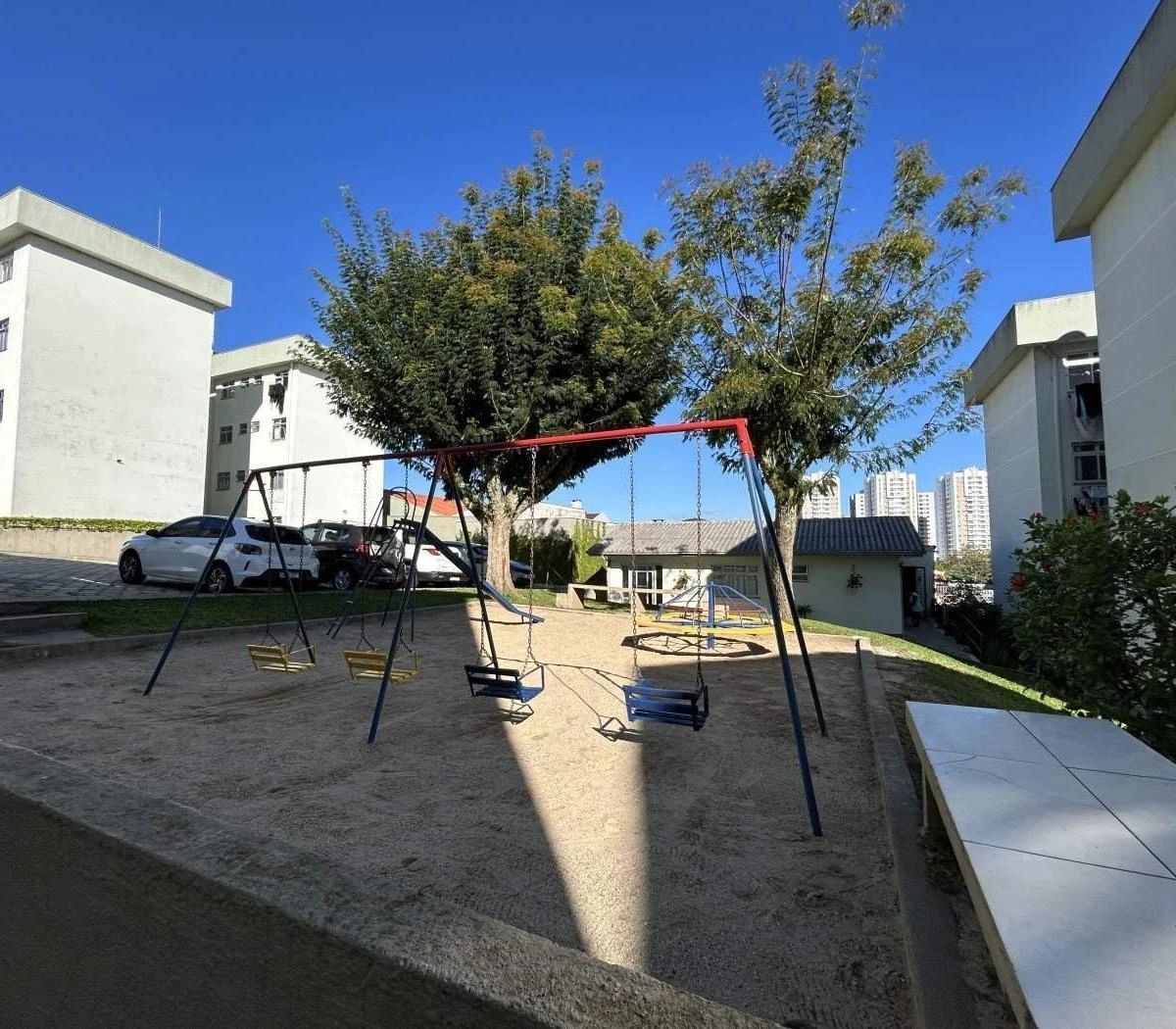 2-bedroom apartment with wood or laminate floors in Curitiba — photo 19