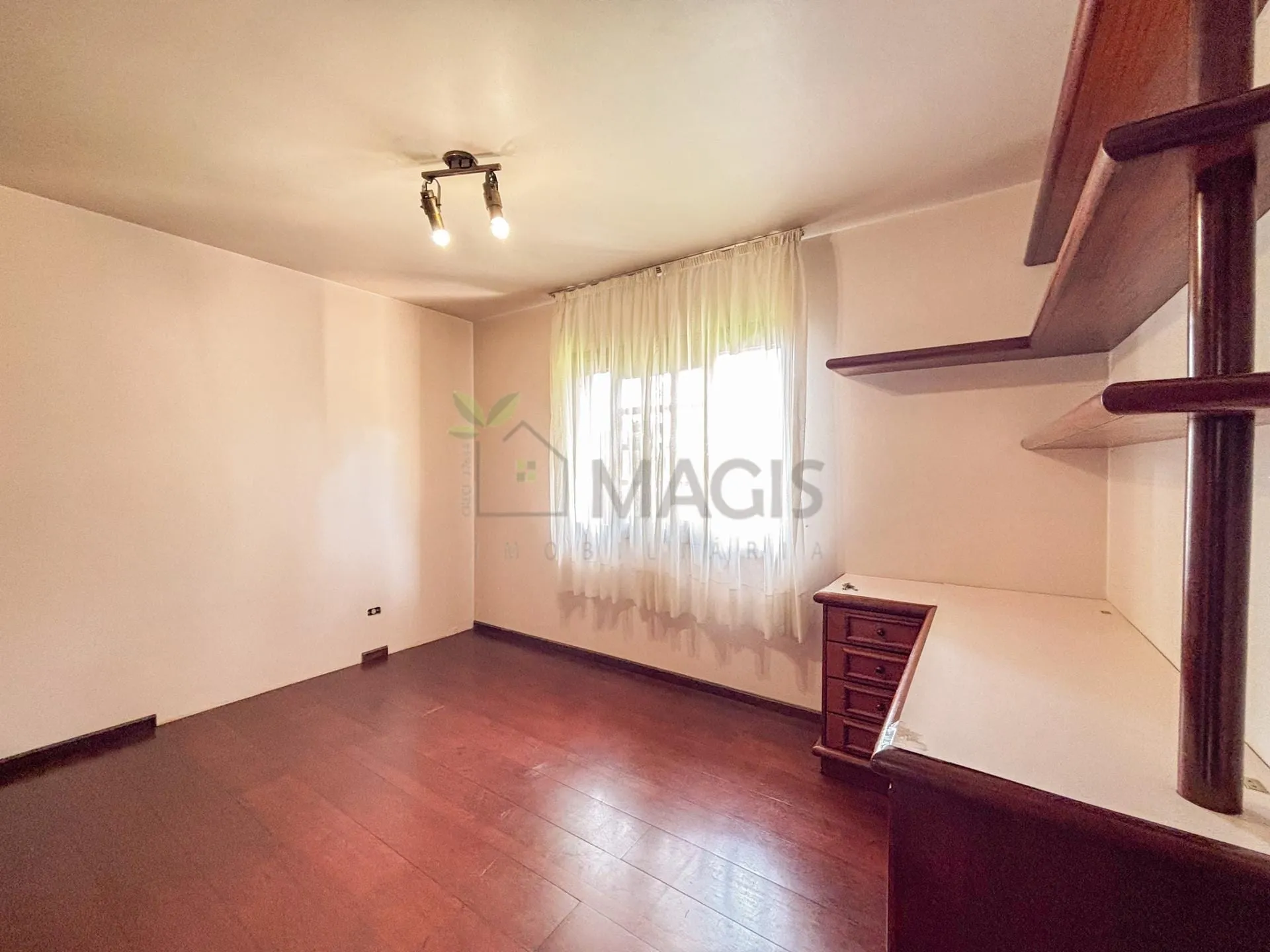 House with 5 bedrooms and 13 parking spaces across 2 floors — photo 28