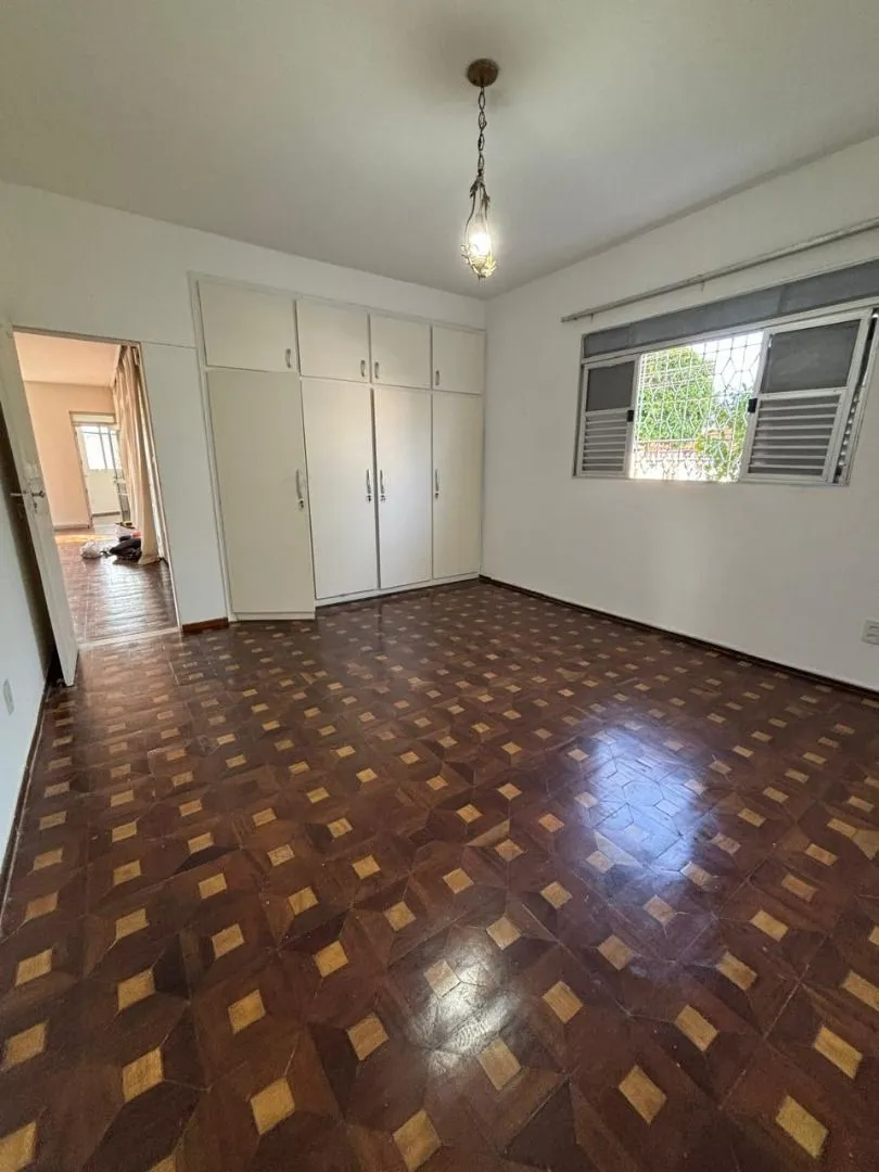 House with 4 bedrooms and 400 m² plus 3 parking spaces